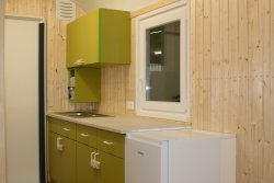 Kleinküche mit Hängeschrank, Arbeitsplatte, Edelstahlspüle, Kühlschrank