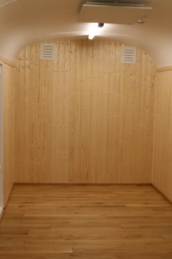 Option Wandinnenverkleidung aus Profilholz, Parkettfußboden Eiche Natur, Infrarot-Deckenheizung.