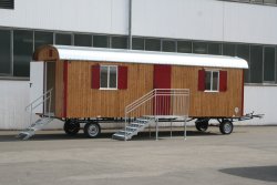 WEIRO® Waldkindergarten-Bauwagen mit 8 m Aufbaulänge, mit Eingang mit Podest und zusätzlichem Notausgang.