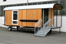 WEIRO® Waldkindergarten-Bauwagen mit 7 m Aufbaulänge, mit überdachtem Eingang mit Podest, überdachter Außengarderobe und KSt.-Fenster.