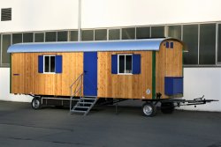 WEIRO® Waldkindergarten-Bauwagen mit 8 m Aufbaulänge, Dachüberstand und Propangasheizung.
