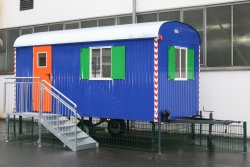 <h5>WEIRO® Waldkindergarten-Bauwagen</h5>mit 5 m Aufbaulänge, individuelle Lackierung, Tür mit Glasausschnitt.