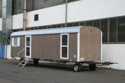 WEIRO® Waldkindergarten-Bauwagen mit 8 m Aufbaulänge, grau lasiert, mit verglaster Tür und großem KSt.-Fenster.