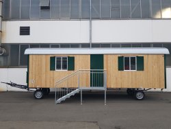 WEIRO® Waldkindergarten-Bauwagen mit 9 m Aufbaulänge, Dachüberstand.