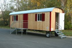 WEIRO® forest kindergarten trailer with 8 m long body, roof overhang, and separate emergency exit.