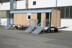 WEIRO® Waldkindergarten-Bauwagen mit 8 m Aufbaulänge, mit überdachtem Eingang mit Podest, zusätzlichem Notausgang und separatem Toilettenraum.