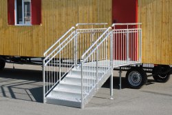 Seitliche Anordnung des Eingangs mit Podest und Treppe. Die Treppe kann auch parallel zum Bauwagen angeordnet werden.