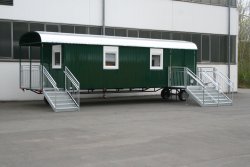 <h5>WEIRO® forest kindergarten trailer</h5>8 m long, with plastic windows, overhang over the entry with platform, additional emergency exit and separate toilet compartment.