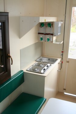 <br>Personnel room with kitchen cabinet, stainless steel sink and propane cooker, fresh water tank and dispenser for soap as well as skin care cream.