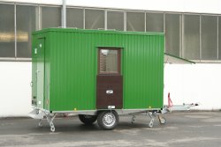 <h5>WEIRO® Münchehof 350</h5>with outer sheet metal paneling and height-adjustable overrun control device, entry from the rear, with a overhead workshop door on the front end.
