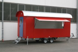 <h5>WEIRO® sales cart</h5> with 5 m body length, galvanized tandem chassis, large side wall flap and rear entrance with door with round glass cutout