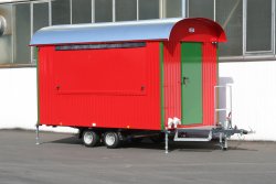 <br>The same trailer with the overhead door closed.
