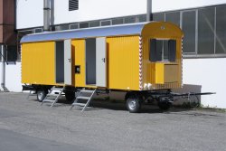 <h5>WEIRO® RASANT</h5>two axle with a body length of 8 m, DIN drawbar eye and compressed air brakes with personnel and office compartment, custom paint.