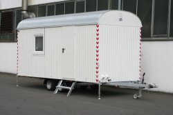 <h5>WEIRO® RASANT</h5>with tandem axle, a body length of 5 m, galvanized chassis and ball clutch, PVC tilt and turn windows with roll-up shutters, special painting.