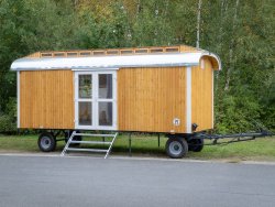 <h5>weiroHOME</h5>with 6 m body length, eaves and skylight, wooden exterior cladding and plastic- double-door