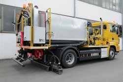 <h5>Weiro® HK 1000 PH</h5>with insulated 6000 l binder tank and computer-controlled automatic metering, equipped with asphalt boiler (500 kg) for sealing seams and edges, stainless steel outer casing, mounted on a carrier truck 4x2, perm. total weight of 18,000 kg.
