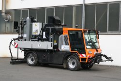 <h5>Weiro® HK 1000 PH</h5>with insulated 1500 l binder tank and computer-controlled automatic metering, additionally equipped with an asphalt boiler (500 kg) for sealing seams and edges, mounted on a Hansa APZ 1003 carrier truck.