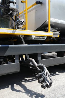 <br>Hydraulically positioned nozzle head with three individually controllable nozzles for sealing seams and edges with hot bitumen or other suitable materials, mounted on the side between the front and rear axle of the carrier vehicle.