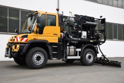 <h5>Weiro® HK 1000 PH</h5>with insulated 2000 l binder tank on an Unimog U 530, spraying system with computer-controlled automatic metering, equipped with asphalt boiler (700 kg) incl. hydraulically adjustable nozzle head (3 nozzles) for sealing seams and edges.