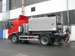 <h5>Weiro® HK 1000 PH</h5>4000 l binder and 3000 l water tank with water pump under a stainless steel outer casing, equipped with diesel tank (600 l), heated drying cabinet for work clothes, on a carrier truck 4x2, perm. total weight of 18,000 kg.