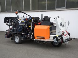 <br>The nozzle head for sealing the seams is installed in the driver's field of vision in front of the driver's place with the ergonomic dashboard and the driving lever. <br><p1>The machine shown here contains special equipment.