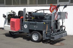 <br>The compressor system under the protective hood supplies the machine with compressed air for controlling the spray nozzles and cleaning the binder circuit. The compressed air tank has a nominal capacity of 30 l.<br><p1>The machine shown here contains special equipment.
