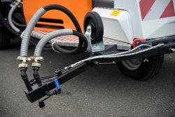<br>The deflection and inclination of the nozzle head for seam sealing can be adjusted prior to the spraying process. In addition, nozzles with different spray angles can be used to reliably treat different layer thicknesses. The nozzle head is preheated by the circulating hot bitumen. <br><p1>The machine shown here contains special equipment.
