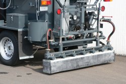 <br>The binder is applied via the spraybar, which is preheated by the circulating binder. The spray nozzles can be switched individually from the driver’s place, so the working width can be set individually. Spraybars are available in different working widths. <br><p1>The machine shown here contains special equipment.