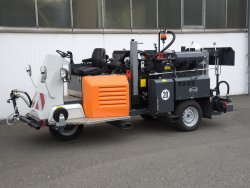 <h5>Self-propelled ride on sprayer WEIRO® TM-600-SKH,</h5> based on an extremely manoeuvrable three-wheel chassis, useful capacity of the thermally insulated binder (bitumen emulsion) tank: approx. 600 l. The machine is also equipped with a gas-heated agitator boiler (capacity approx. 100 l) with hydraulic pump system for sealing the longitudinal joints and seams in multi-lane asphalt road construction with suitable hot bitumen materials. <br><p1>The machine shown here contains special equipment.