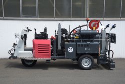 <br>The agitator cooker is mounted between the bitumen emulsion tank and the engine compartment. Due to the smaller binder tank compared to the TM-800-SH, the compactness and manoeuvrability are largely retained. <br><p1>The machine shown here contains special equipment.