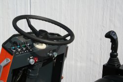 <br>The drive lever with the function buttons is mounted on the side of the driver's seat and allows sensitive control of the drive. <br><p1>The machine shown here contains special equipment.