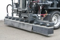 <br>Option: Spray bar with foldable extension, max. working width approx. 2.30 m. The extension is designed in such a way that it automatically folds back in the event of a collision when driving forward, thus avoiding further damage.<br><p1>The machine shown here contains special equipment. 