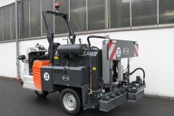 <br>The ROPS, which can be folded in for transporting the machine, is certified in accordance with DIN EN ISO 3471:2010-01.<br><p1>The machine shown here contains special equipment.