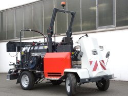 <br>The ROPS, which can be folded in for transporting the machine, is certified in accordance with DIN EN ISO 3471:2010-01.<br><p1>The machine shown here contains special equipment.