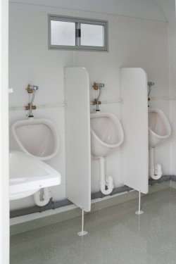 <br>Urinale made of synthetic substance with flush valves, jointless floor coating.